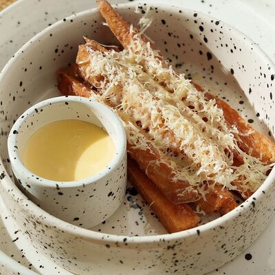 Батат фри с пармезаном и трюфельным чеддеромв En Ferio по цене 540 ₽