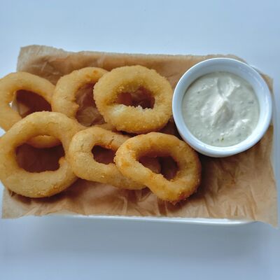 Луковые кольца с чесночным соусом в Рукоста по цене 450 ₽