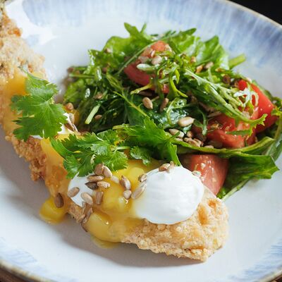 Салат с хрустящим баклажаном в Первый сырный бар Friends по цене 650 ₽