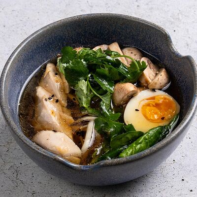 Азиатский бульон с куриным филе, яйцом и шампиньонами в Склад 22 по цене 490