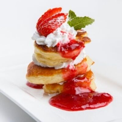 Оладьи со сливками и клубничным соусом в Максимилианс по цене 210 ₽