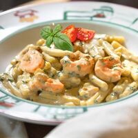 Фузилли с лососем и креветкамив Mama Roma