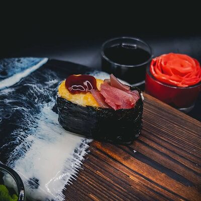 Гункан хот тунец в Sushi Time по цене 240 ₽