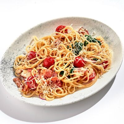 Спагетти с беконом, томатами и фетой в Meet.Point по цене 520 ₽
