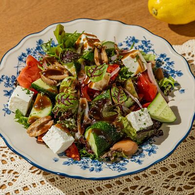 Салат из свежих овощей с брынзой и оливками в Airy restaurant по цене 690 ₽