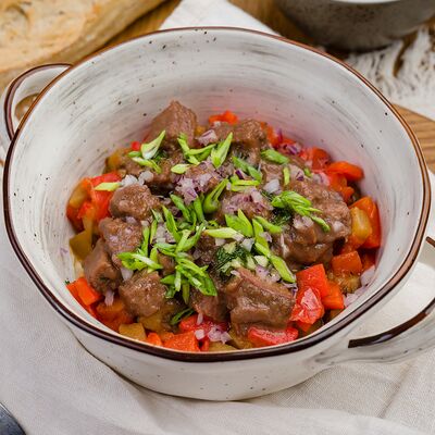 Печеные овощи с говядиной в пряном соусе в Debaton по цене 588