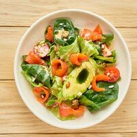 Грин салат с копченым лососем и авокадо в Кореана Light