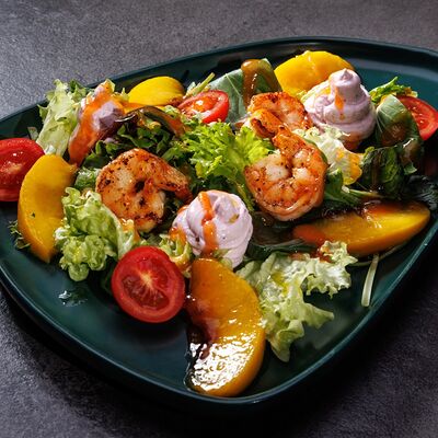 С креветками, карамелизированными персиками и клубнично-творожным сыром в Mono по цене 900 ₽