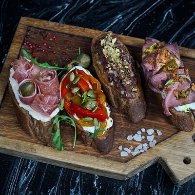 Сет брускетт мясной в Luna по цене 1590 ₽