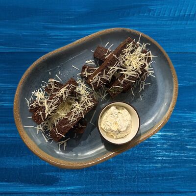 Гренки в чесночном соусе в Два капитана по цене 260 ₽