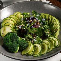 Зелёный салат с фирменной заправкой в Эндемик