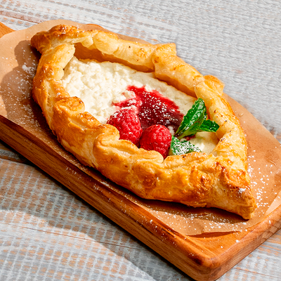 Ватрушка с творогом и малиной в Хочу Пури по цене 455 ₽