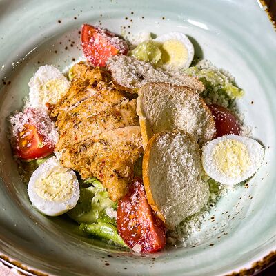 Салат Цезарь с курицей в Седло по цене 585 ₽