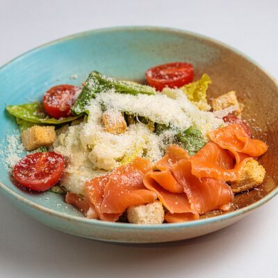 Салат Цезарь с малосольной семгой в Грин по цене 995 ₽