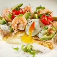 Bruschetta con avocado e gamberi в Папалео