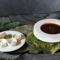 Борщ с чесночным хлебом и сметаной в Scandinavia