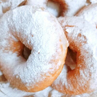 Пончик с сахарной пудрой в Крымско-татарские чебуреки и шаурма по цене 25 ₽