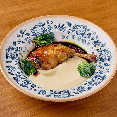 Утиная ножка конфи с кремом яблоко-сельдерей в Клёво по цене 1350 ₽