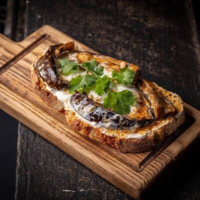 Брускетта с баклажанами и страчателлой в Техникум по цене 650 ₽