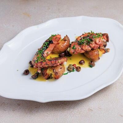 Осьминог с мятым картофелем и каперсами в Bocconcino по цене 3100 ₽