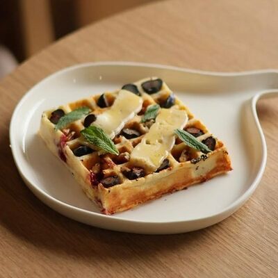 Творожная вафля с сыром камамбер и миксом ягод в Rice foodcoffee по цене 3450 ₸
