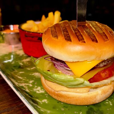 Чизбургер в Арт-шоу ресторан Балаган Сити по цене 830 ₽