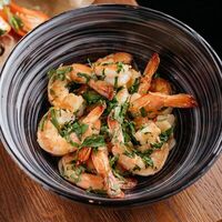 Жареные креветки с чесноком и зеленью в Costero