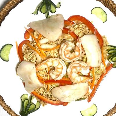 Лапша с жареными морепродукты (mỳ tôm xào hải sản) в Pho +84 по цене 600 ₽