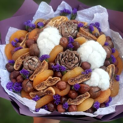 Букет из сухофруктов и шишек с хлопком и орехами в Buketonline - Съедобные букеты и клубника в шоколаде по цене 3960 ₽