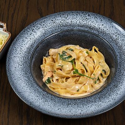 Тальятелле с семгой и кальмарами в кремовом соусе в Семейные традиции по цене 950 ₽