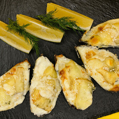 Мидии, запеченные под соусом Блю чиз в Food74 Court Суши Пицца по цене 655 ₽