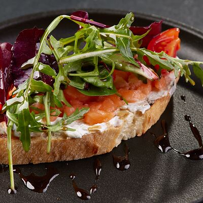 Брускетты с лососем в По Чесноку по цене 496 ₽