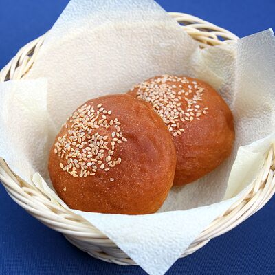 Булочка пшеничная с кунжутом в Bla-Bla Cafe по цене 55 ₽