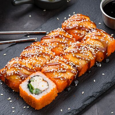 Ролл с креветкой и омлетом запеченный в Рыба закусывала по цене 589 ₽