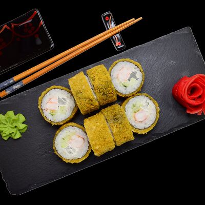 Ролл в темпуре Креветка в 4 Лосося по цене 469