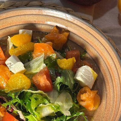 Салат со слабосоленой форелью, мандаринами и брынзой в Телави по цене 750 ₽