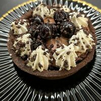 Тарталетка шоколадная с вишней в Hancoffe