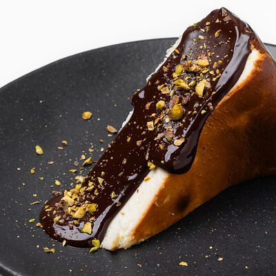 Чизкейк Сан-Себастьян в АВЛИ бистро по цене 590 ₽