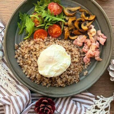 Гречневая каша с яйцом пашот и беконом в Savoiardi по цене 372 ₽