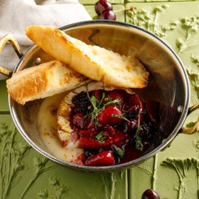 Запеченный сыр бри с ягодами в ЛарисуВаннуХочу по цене 1390