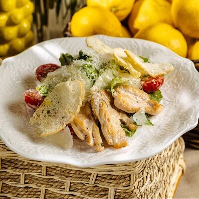 Цезарь с нежным цыплёнком в Dodici Italy по цене 750 ₽