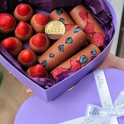Подарочный набор с ягодамив Kissberry по цене 4250 ₽