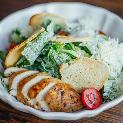 Цезарь с курицей в Макадамия по цене 750 ₽