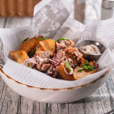 Закуска из картофеля и копчёной свининыв Molly Malone по цене 620 ₽