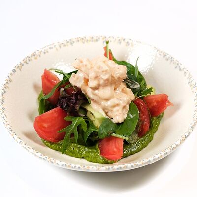 Салат с креветками и авокадо в DVOR гриль-бистро по цене 790 ₽