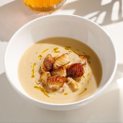 Крем-суп из цветной капусты с чёрной треской в Cristal по цене 950 ₽