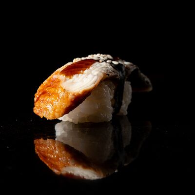 Суши Копченый угорь в МОМО по цене 450 ₽