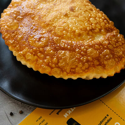 Чебурек Вишня и сливочный сыр в Чебуреки на Чайковского по цене 220 ₽