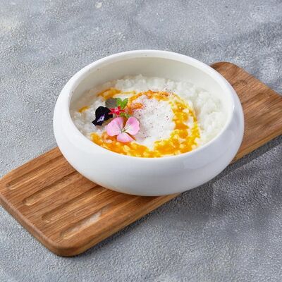 Каша рисовая на кокосовом молоке с соусом манго и кокосовой стружкой в Come Mode Cafe по цене 550 ₽