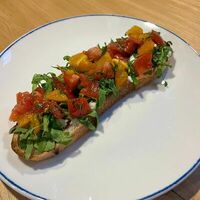 Брускетта с томатами в Vinch